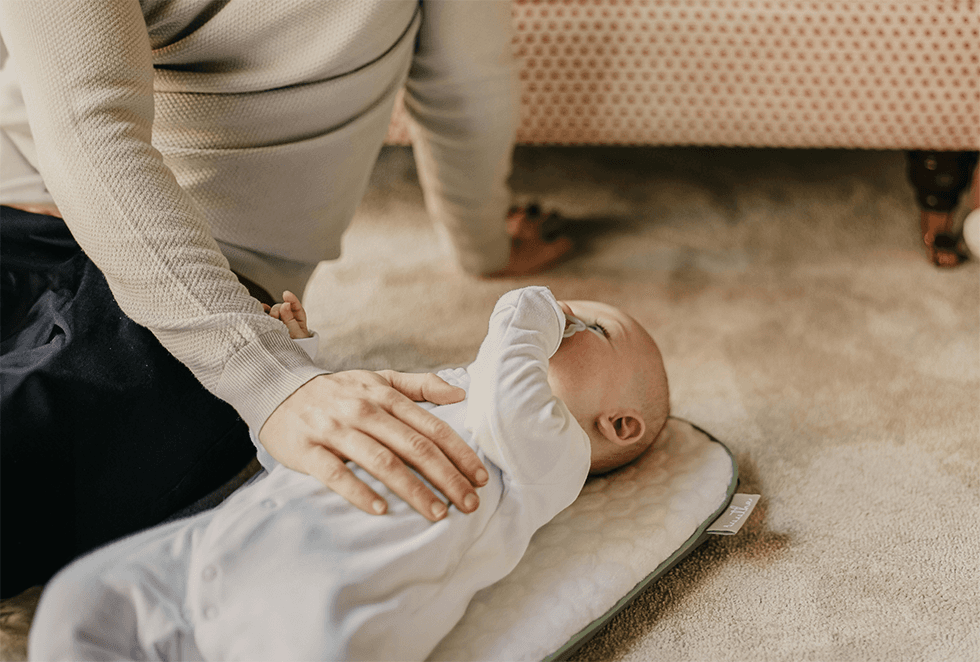 Baby, welches auf dem Rücken liegt