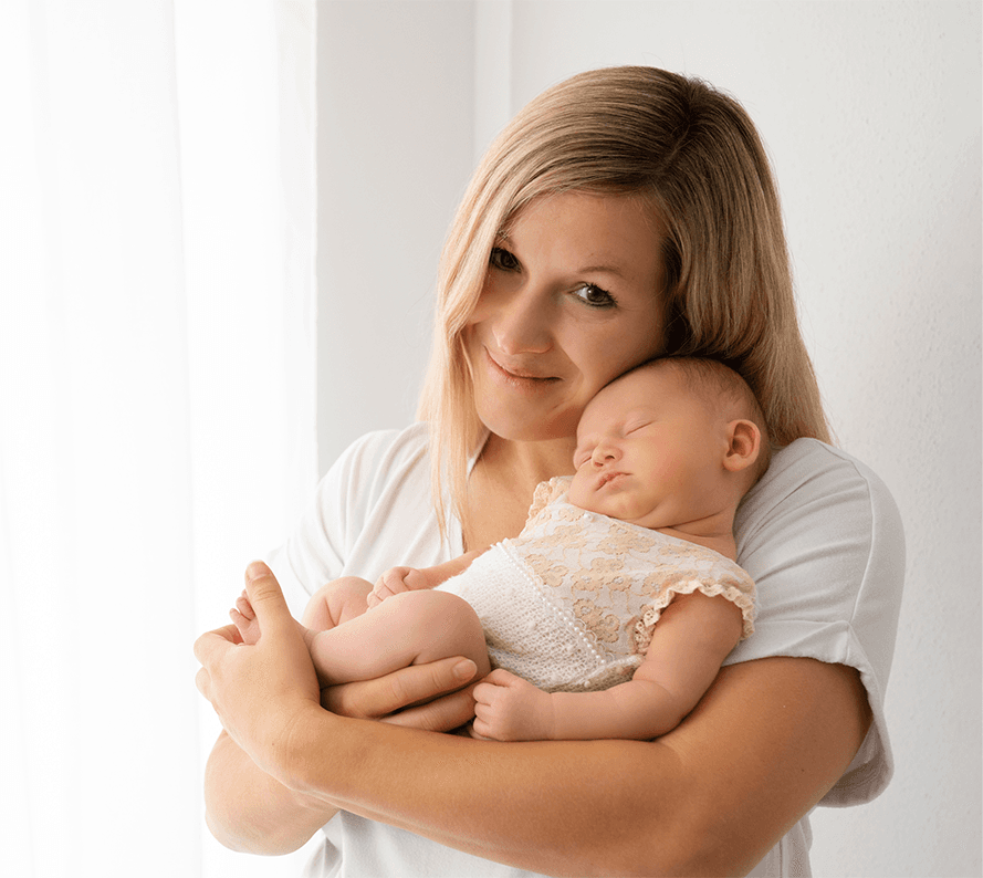 Fanny mit Baby Im Arm schlafend